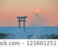 黃昏的大洗磯前神社、鳥居門的海浪和滿月 121601251