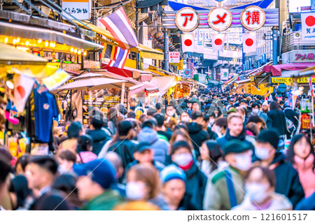 日本元旦的東京城市景觀。入境旅遊繼續...阿美橫町擠滿了外國遊客...=2020年1月1日 121601517