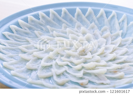 排列精美的河豚生魚片 121601617