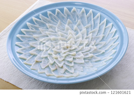 排列精美的河豚生魚片 121601621