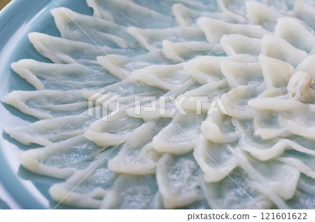 排列精美的河豚生魚片 排列精美的河豚生魚片 121601622