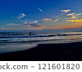 湘南海岸的日落和衝浪者 121601820