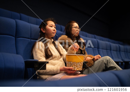 家長和孩子一邊看電影一邊吃爆米花 121601956