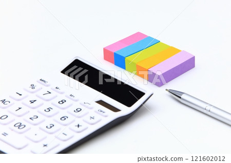 Image of sticky note and calculator 121602012