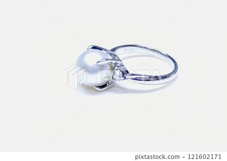 Platinum diamond and pearl ring Platinum diamond and pearl ring 121602171