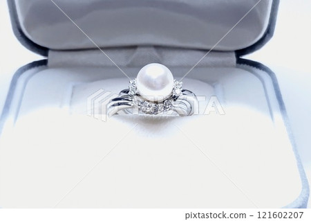 Platinum diamond ring and platinum pearl ring Platinum diamond ring and platinum pearl ring 121602207