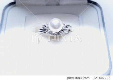 Platinum diamond ring and platinum pearl ring Platinum diamond ring and platinum pearl ring 121602208