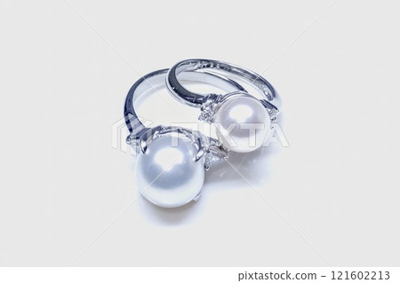 Platinum diamond ring and platinum pearl ring Platinum diamond ring and platinum pearl ring 121602213