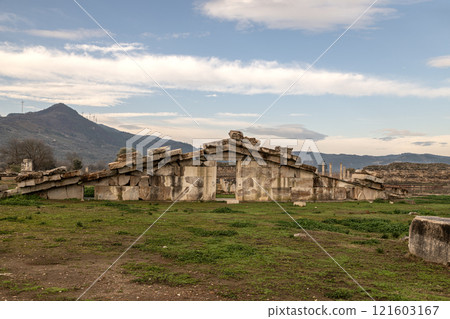 Reflection and ancient columns in the ancient city Reflection and ancient columns in the ancient city 121603167