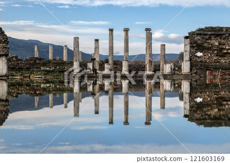Reflection and ancient columns in the ancient city Reflection and ancient columns in the ancient city 121603169