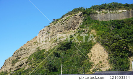 能登半島地震的受災狀況(石川縣輪島市海曾漁港山崩) 能登半島地震的受災狀況(石川縣輪島市海曾漁港山崩) 121603354