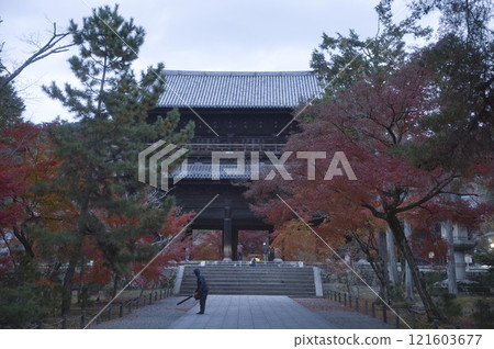 收集南禪寺參道上的落葉 收集南禪寺參道上的落葉 121603677