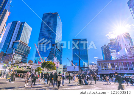 日本元旦的東京城市景觀。澀谷十字路口,擠滿了外國遊客...讓我們進入新時代...=令和7 日本元旦的東京城市景觀。澀谷十字路口,擠滿了外國遊客...讓我們進入新時代...=令和7 121603813
