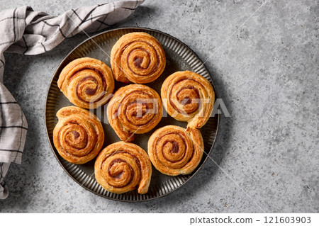 freshly baked cinnamon rolls 121603903