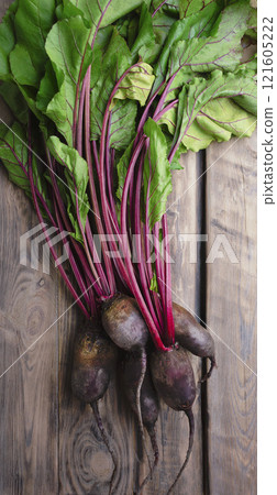 Fresh garden organic beets on a wooden table. Farm natural products. Top view, flat lay. Copyspace. Banner. 121605222