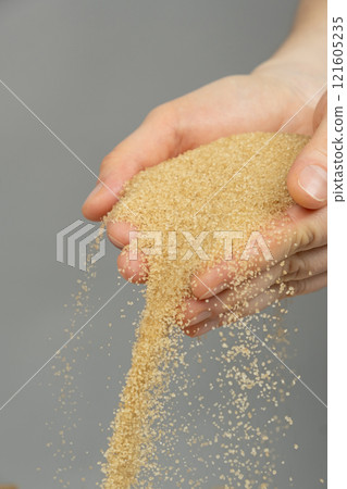 Hands pour crystalline cane brown unrefined healthy demerara sugar 121605235