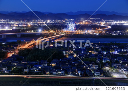 從一宮市雙拱門138看到河流環境天堂綠洲公園的夜景 從一宮市雙拱門138看到河流環境天堂綠洲公園的夜景 121607633