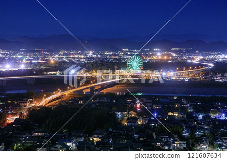 從一宮市雙拱門138看到河流環境天堂綠洲公園的夜景 從一宮市雙拱門138看到河流環境天堂綠洲公園的夜景 121607634