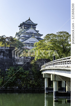 Osaka's landmark Osaka Castle tower that shines in the blue sky 121608200