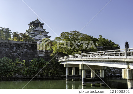 Osaka's landmark Osaka Castle castle tower that shines in the blue sky 121608201
