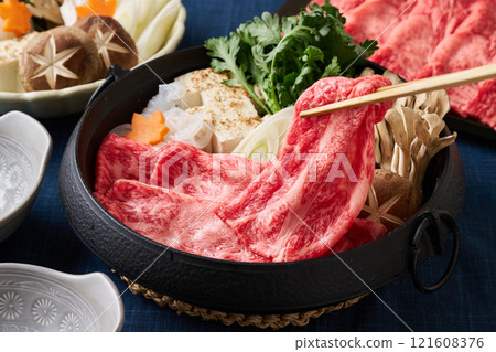 壽喜燒 - 切成薄片的日本牛肩腰肉 121608376