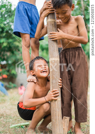 children scream to bear the weight on their shoulders during cooperation 121608855