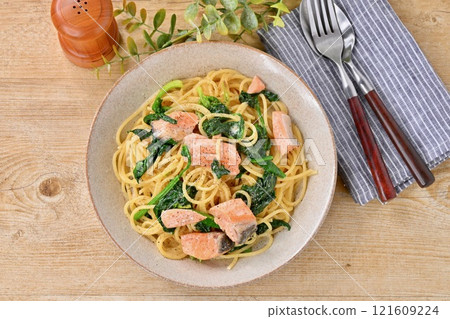 鮭魚奶油義大利麵、鮭魚菠菜奶油義大利麵、鮭魚義大利麵。 121609224