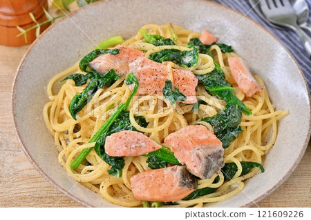 鮭魚奶油義大利麵、鮭魚菠菜奶油義大利麵、鮭魚義大利麵。 121609226