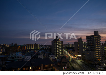 日本愛知縣名古屋市美麗的第一個日出 日本愛知縣名古屋市美麗的第一個日出 121609315