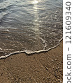 浪潮在沙灘上擊敗 121609340