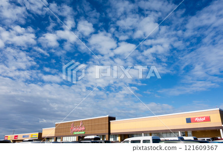 新潟縣魚沼市井口新田，在原神中央市場小出東店購物，晴朗的冬日天空 121609367