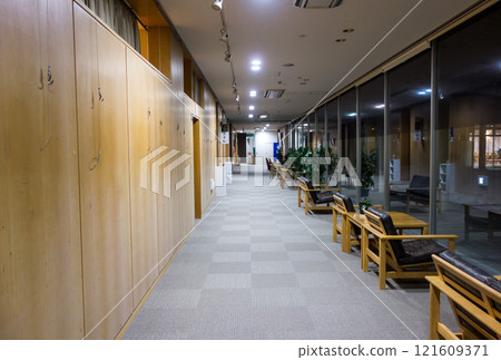 通往神湯溫泉餐廳的長走廊，冬夜，新潟縣魚沼市清本 121609371