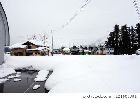 Residential area scenery in Uonuma City, Niigata Prefecture, winter scenery, countryside walk 121609391