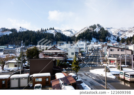 從浦佐站向西看，上越新幹線車站，晴朗的冬日天空，新潟縣南魚沼市浦佐 121609398
