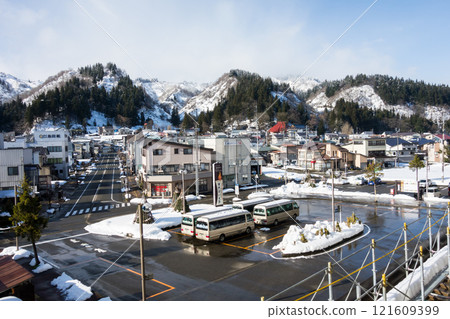 新潟縣南魚沼市浦佐市上越新幹線車站浦佐站西側的景色，晴朗的冬日天空 121609399