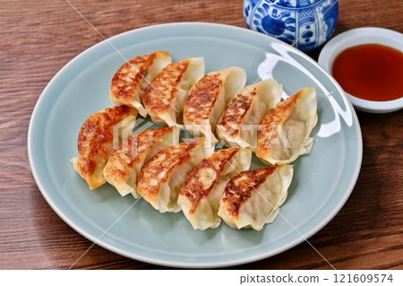 Gyoza, fried gyoza, pan-fried gyoza, fried dumplings, Chinese cuisine. Gyoza, fried gyoza, pan-fried gyoza, fried dumplings, Chinese cuisine. 121609574