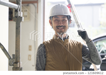 戴頭盔的現場作業(浸泡和拆除)、換工作、招募和工作機會圖片 看著鏡頭揮舞拳頭 戴頭盔的現場作業(浸泡和拆除)、換工作、招募和工作機會圖片 看著鏡頭揮舞拳頭 121609612