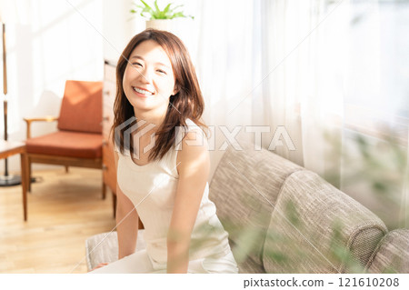 一個年輕的女人在房間裡放鬆 121610208