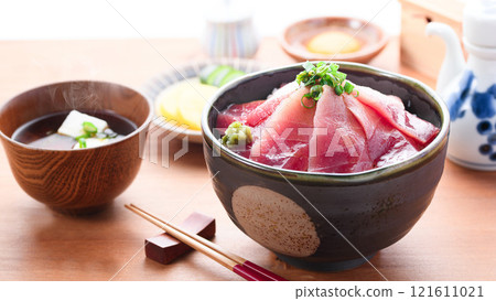 南紀勝浦鮪魚蓋飯（生大眼鮪魚）瘦肉、中脂鮪魚 121611021