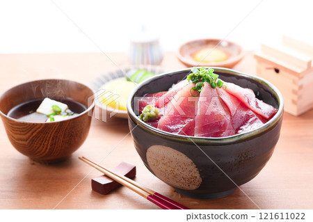 南紀勝浦鮪魚蓋飯(生大眼鮪魚)瘦肉、中脂鮪魚 南紀勝浦鮪魚蓋飯(生大眼鮪魚)瘦肉、中脂鮪魚 121611022