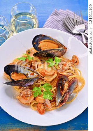 義大利，pescatore，番茄醬義大利麵配貽貝，蛤蜊和扇貝，pescatore。 121611109