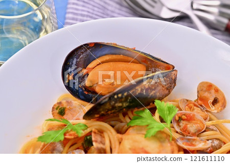義大利，pescatore，番茄醬義大利麵配貽貝，蛤蜊和扇貝，pescatore。 121611110