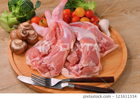 註）生肉是未煮過的、未煮過的。聖誕烤雞，帶骨雞大腿烤腿，大腿 121611334