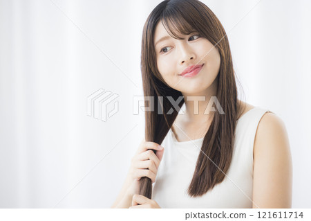 照顧頭髮的年輕女子 121611714