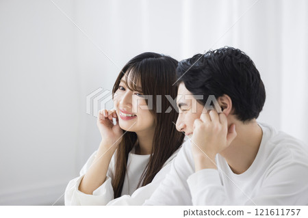 一個男人和一個女人抬頭大笑 一個男人和一個女人抬頭大笑 121611757