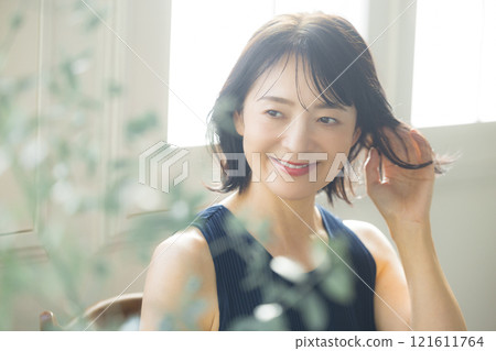一個微笑的中年婦女 一個微笑的中年婦女 121611764