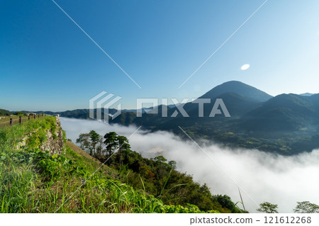 【日本名城百選】秋日早晨的津和野城、從島根縣香石郡津和野町三十劍台2看到的雲海和青野山 【日本名城百選】秋日早晨的津和野城、從島根縣香石郡津和野町三十劍台2看到的雲海和青野山 121612268