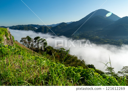 【日本名城百選】秋日早晨的津和野城、從島根縣嘉子郡津和野町三十劍台3看到的雲海和青野山 【日本名城百選】秋日早晨的津和野城、從島根縣嘉子郡津和野町三十劍台3看到的雲海和青野山 121612269