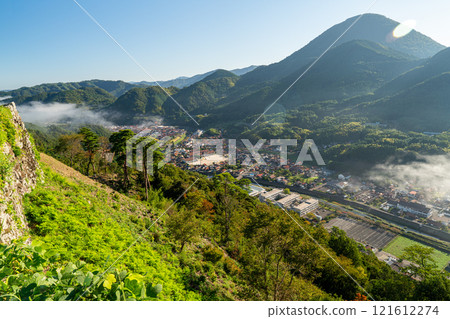 【日本名城百選】秋日早晨的津和野城、從島根縣香椎郡津和野町三十六軒台看到的津和野町 121612274
