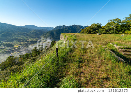 【日本名城百選】秋日早晨的津和野城、三十九台和一點點雲海,島根縣香椎郡津和野町 【日本名城百選】秋日早晨的津和野城、三十九台和一點點雲海,島根縣香椎郡津和野町 121612275